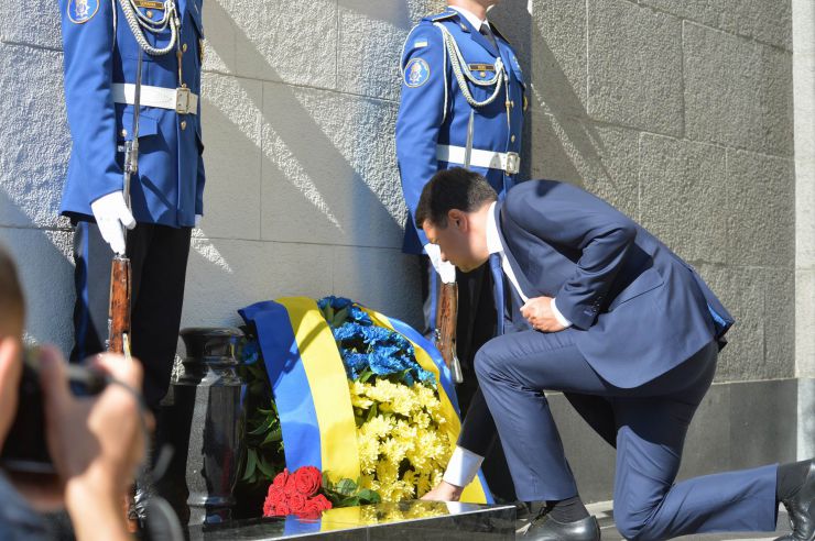 Голова Верховної Ради України Дмитро Разумков взяв участь у церемонії вшанування пам’яті військовослужбовців Нацгвардії, які загинули під час несення служби 31 серпня 2015 року біля Верховної Ради України 
У церемонії також взяли участь: Заступниця Голови Верховної Ради України Олена Кондратюк, голови комітетів і фракцій Верховної Ради України, Міністр внутрішніх справ України Денис Монастирський, Командувач Національної гвардії України Микола Балан, члени родин загиблих.
Церемонія відбулася на площі Конституції біля Верховної Ради України.

