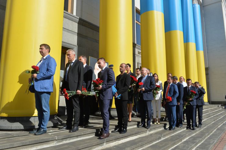 Голова Верховної Ради України Дмитро Разумков взяв участь у церемонії вшанування пам’яті військовослужбовців Нацгвардії, які загинули під час несення служби 31 серпня 2015 року біля Верховної Ради України 
У церемонії також взяли участь: Заступниця Голови Верховної Ради України Олена Кондратюк, голови комітетів і фракцій Верховної Ради України, Міністр внутрішніх справ України Денис Монастирський, Командувач Національної гвардії України Микола Балан, члени родин загиблих.
Церемонія відбулася на площі Конституції біля Верховної Ради України.
