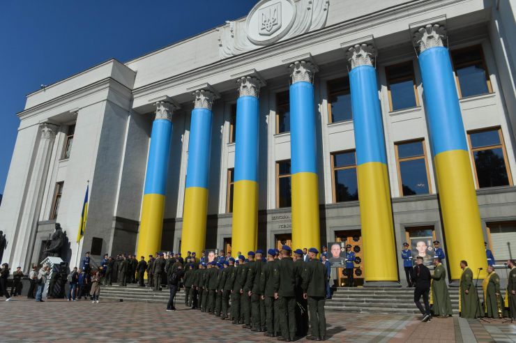Голова Верховної Ради України Дмитро Разумков взяв участь у церемонії вшанування пам’яті військовослужбовців Нацгвардії, які загинули під час несення служби 31 серпня 2015 року біля Верховної Ради України 
У церемонії також взяли участь: Заступниця Голови Верховної Ради України Олена Кондратюк, голови комітетів і фракцій Верховної Ради України, Міністр внутрішніх справ України Денис Монастирський, Командувач Національної гвардії України Микола Балан, члени родин загиблих.
Церемонія відбулася на площі Конституції біля Верховної Ради України.
