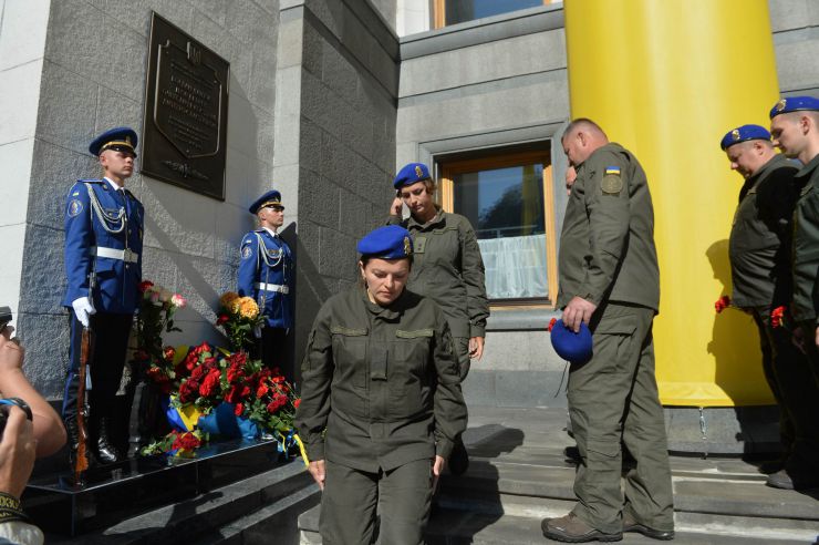 Голова Верховної Ради України Дмитро Разумков взяв участь у церемонії вшанування пам’яті військовослужбовців Нацгвардії, які загинули під час несення служби 31 серпня 2015 року біля Верховної Ради України 
У церемонії також взяли участь: Заступниця Голови Верховної Ради України Олена Кондратюк, голови комітетів і фракцій Верховної Ради України, Міністр внутрішніх справ України Денис Монастирський, Командувач Національної гвардії України Микола Балан, члени родин загиблих.
Церемонія відбулася на площі Конституції біля Верховної Ради України.
