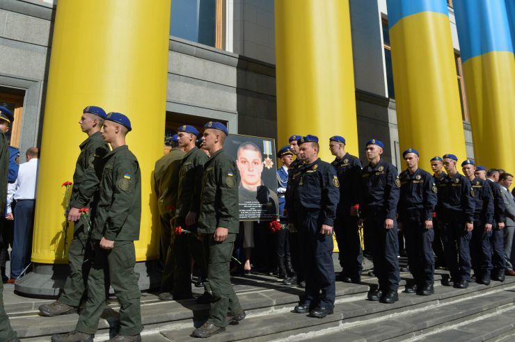 Голова Верховної Ради України Дмитро Разумков взяв участь у церемонії вшанування пам’яті військовослужбовців Нацгвардії, які загинули під час несення служби 31 серпня 2015 року біля Верховної Ради України 
У церемонії також взяли участь: Заступниця Голови Верховної Ради України Олена Кондратюк, голови комітетів і фракцій Верховної Ради України, Міністр внутрішніх справ України Денис Монастирський, Командувач Національної гвардії України Микола Балан, члени родин загиблих.
Церемонія відбулася на площі Конституції біля Верховної Ради України.
