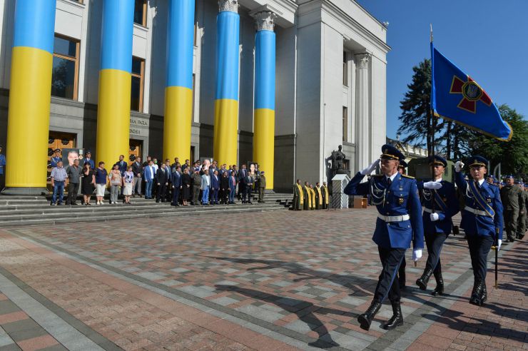 Голова Верховної Ради України Дмитро Разумков взяв участь у церемонії вшанування пам’яті військовослужбовців Нацгвардії, які загинули під час несення служби 31 серпня 2015 року біля Верховної Ради України 
У церемонії також взяли участь: Заступниця Голови Верховної Ради України Олена Кондратюк, голови комітетів і фракцій Верховної Ради України, Міністр внутрішніх справ України Денис Монастирський, Командувач Національної гвардії України Микола Балан, члени родин загиблих.
Церемонія відбулася на площі Конституції біля Верховної Ради України.
