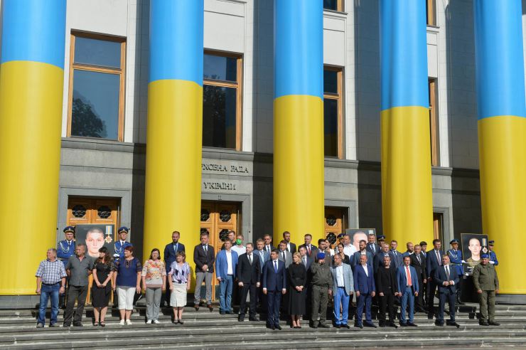 Голова Верховної Ради України Дмитро Разумков взяв участь у церемонії вшанування пам’яті військовослужбовців Нацгвардії, які загинули під час несення служби 31 серпня 2015 року біля Верховної Ради України 
У церемонії також взяли участь: Заступниця Голови Верховної Ради України Олена Кондратюк, голови комітетів і фракцій Верховної Ради України, Міністр внутрішніх справ України Денис Монастирський, Командувач Національної гвардії України Микола Балан, члени родин загиблих.
Церемонія відбулася на площі Конституції біля Верховної Ради України.
