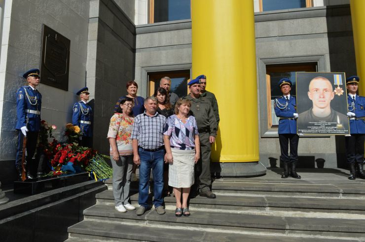 Голова Верховної Ради України Дмитро Разумков взяв участь у церемонії вшанування пам’яті військовослужбовців Нацгвардії, які загинули під час несення служби 31 серпня 2015 року біля Верховної Ради України 
У церемонії також взяли участь: Заступниця Голови Верховної Ради України Олена Кондратюк, голови комітетів і фракцій Верховної Ради України, Міністр внутрішніх справ України Денис Монастирський, Командувач Національної гвардії України Микола Балан, члени родин загиблих.
Церемонія відбулася на площі Конституції біля Верховної Ради України.
