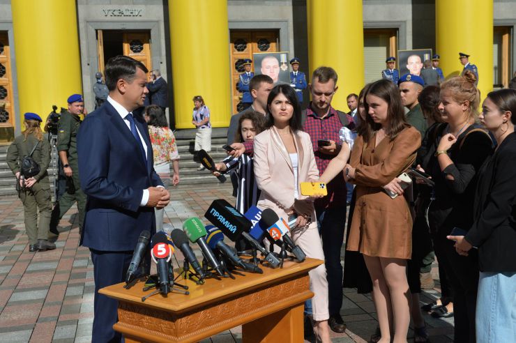 Голова Верховної Ради України Дмитро Разумков взяв участь у церемонії вшанування пам’яті військовослужбовців Нацгвардії, які загинули під час несення служби 31 серпня 2015 року біля Верховної Ради України 
У церемонії також взяли участь: Заступниця Голови Верховної Ради України Олена Кондратюк, голови комітетів і фракцій Верховної Ради України, Міністр внутрішніх справ України Денис Монастирський, Командувач Національної гвардії України Микола Балан, члени родин загиблих.
Церемонія відбулася на площі Конституції біля Верховної Ради України.
