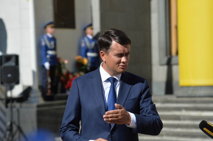 Голова Верховної Ради України Дмитро Разумков взяв участь у церемонії вшанування пам’яті військовослужбовців Нацгвардії, які загинули під час несення служби 31 серпня 2015 року біля Верховної Ради України 
У церемонії також взяли участь: Заступниця Голови Верховної Ради України Олена Кондратюк, голови комітетів і фракцій Верховної Ради України, Міністр внутрішніх справ України Денис Монастирський, Командувач Національної гвардії України Микола Балан, члени родин загиблих.
Церемонія відбулася на площі Конституції біля Верховної Ради України.
