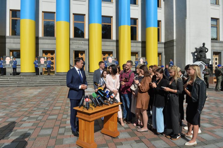 Голова Верховної Ради України Дмитро Разумков взяв участь у церемонії вшанування пам’яті військовослужбовців Нацгвардії, які загинули під час несення служби 31 серпня 2015 року біля Верховної Ради України 
У церемонії також взяли участь: Заступниця Голови Верховної Ради України Олена Кондратюк, голови комітетів і фракцій Верховної Ради України, Міністр внутрішніх справ України Денис Монастирський, Командувач Національної гвардії України Микола Балан, члени родин загиблих.
Церемонія відбулася на площі Конституції біля Верховної Ради України.
