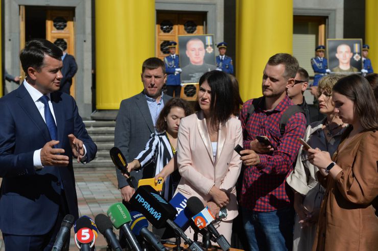 Голова Верховної Ради України Дмитро Разумков взяв участь у церемонії вшанування пам’яті військовослужбовців Нацгвардії, які загинули під час несення служби 31 серпня 2015 року біля Верховної Ради України 
У церемонії також взяли участь: Заступниця Голови Верховної Ради України Олена Кондратюк, голови комітетів і фракцій Верховної Ради України, Міністр внутрішніх справ України Денис Монастирський, Командувач Національної гвардії України Микола Балан, члени родин загиблих.
Церемонія відбулася на площі Конституції біля Верховної Ради України.
