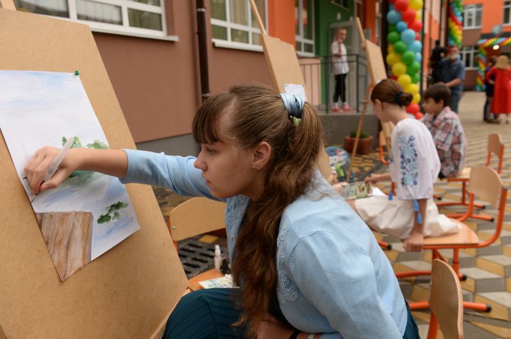 Голова Верховної Ради України Дмитро Разумков відвідав Ірпінську спеціалізовану загальноосвітню школу І-ІІІ ст. художнього профілю № 1 ім. А.С.Макаренка. Голова Парламенту взяв участь у відкритті нового навчального корпусу освітнього закладу.