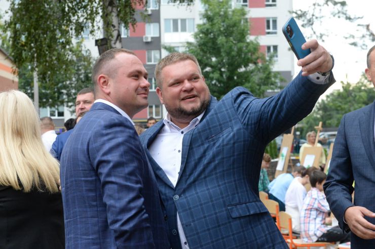 Голова Верховної Ради України Дмитро Разумков відвідав Ірпінську спеціалізовану загальноосвітню школу І-ІІІ ст. художнього профілю № 1 ім. А.С.Макаренка. Голова Парламенту взяв участь у відкритті нового навчального корпусу освітнього закладу. Голова Комітету Верховної Ради України з питань організації державної влади, місцевого самоврядування, регіонального розвитку та містобудування Андрій Клочко (праворуч)
