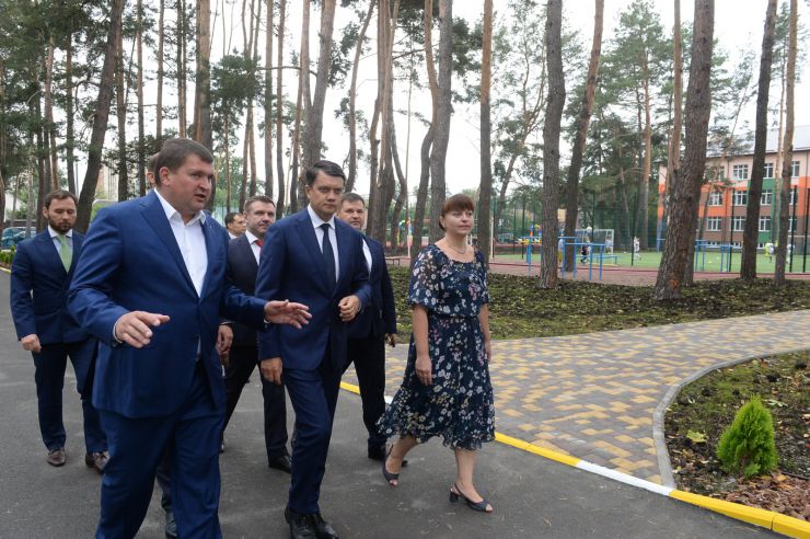 Голова Верховної Ради України Дмитро Разумков відвідав Ірпінську спеціалізовану загальноосвітню школу І-ІІІ ст. художнього профілю № 1 ім. А.С.Макаренка. Голова Парламенту взяв участь у відкритті нового навчального корпусу освітнього закладу.