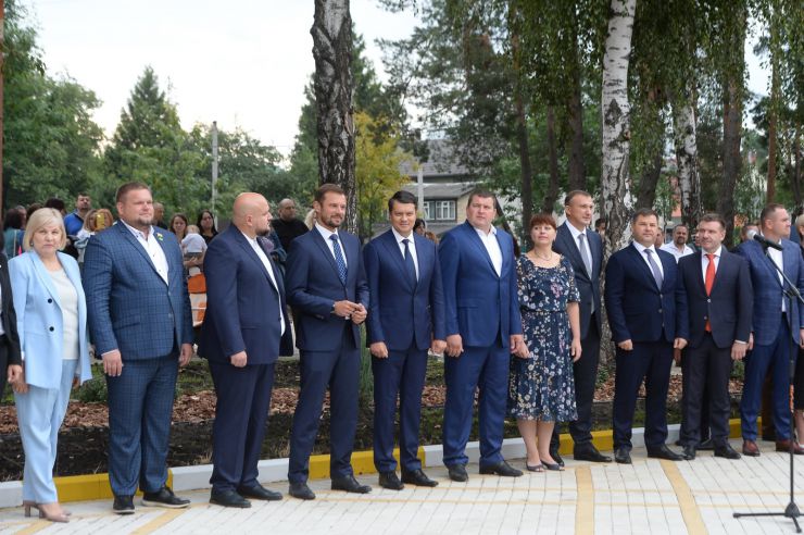Голова Верховної Ради України Дмитро Разумков відвідав Ірпінську спеціалізовану загальноосвітню школу І-ІІІ ст. художнього профілю № 1 ім. А.С.Макаренка. Голова Парламенту взяв участь у відкритті нового навчального корпусу освітнього закладу.