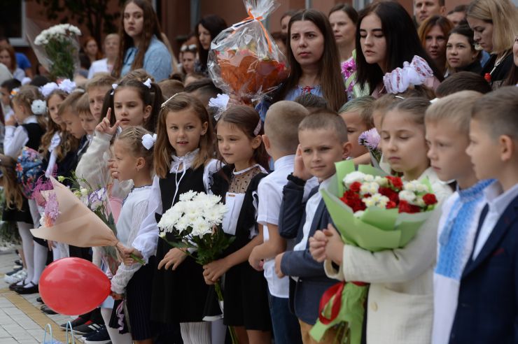 Голова Верховної Ради України Дмитро Разумков відвідав Ірпінську спеціалізовану загальноосвітню школу І-ІІІ ст. художнього профілю № 1 ім. А.С.Макаренка. Голова Парламенту взяв участь у відкритті нового навчального корпусу освітнього закладу.