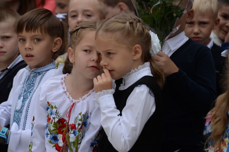 Голова Верховної Ради України Дмитро Разумков відвідав Ірпінську спеціалізовану загальноосвітню школу І-ІІІ ст. художнього профілю № 1 ім. А.С.Макаренка. Голова Парламенту взяв участь у відкритті нового навчального корпусу освітнього закладу.