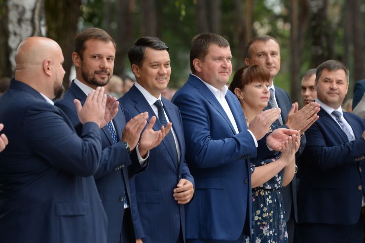 Голова Верховної Ради України Дмитро Разумков відвідав Ірпінську спеціалізовану загальноосвітню школу І-ІІІ ст. художнього профілю № 1 ім. А.С.Макаренка. Голова Парламенту взяв участь у відкритті нового навчального корпусу освітнього закладу.