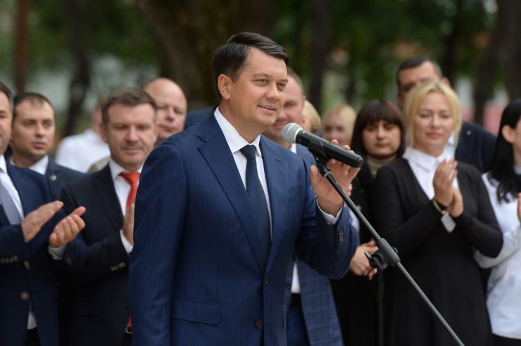 Голова Верховної Ради України Дмитро Разумков відвідав Ірпінську спеціалізовану загальноосвітню школу І-ІІІ ст. художнього профілю № 1 ім. А.С.Макаренка. Голова Парламенту взяв участь у відкритті нового навчального корпусу освітнього закладу.