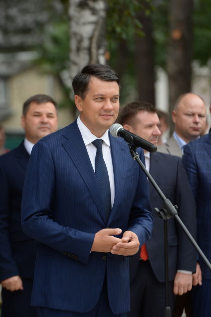 Голова Верховної Ради України Дмитро Разумков відвідав Ірпінську спеціалізовану загальноосвітню школу І-ІІІ ст. художнього профілю № 1 ім. А.С.Макаренка. Голова Парламенту взяв участь у відкритті нового навчального корпусу освітнього закладу.