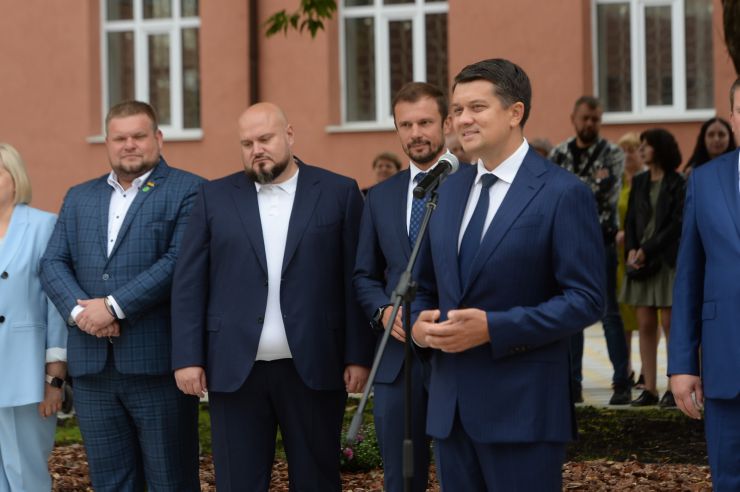 Голова Верховної Ради України Дмитро Разумков відвідав Ірпінську спеціалізовану загальноосвітню школу І-ІІІ ст. художнього профілю № 1 ім. А.С.Макаренка. Голова Парламенту взяв участь у відкритті нового навчального корпусу освітнього закладу.