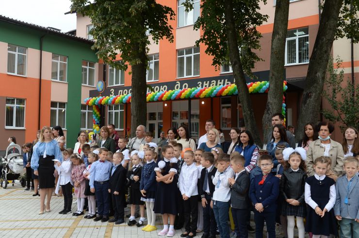 Голова Верховної Ради України Дмитро Разумков відвідав Ірпінську спеціалізовану загальноосвітню школу І-ІІІ ст. художнього профілю № 1 ім. А.С.Макаренка. Голова Парламенту взяв участь у відкритті нового навчального корпусу освітнього закладу.
