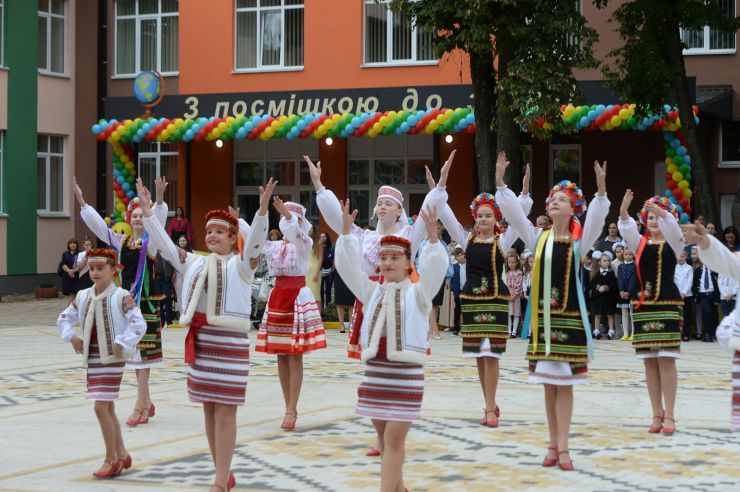 Голова Верховної Ради України Дмитро Разумков відвідав Ірпінську спеціалізовану загальноосвітню школу І-ІІІ ст. художнього профілю № 1 ім. А.С.Макаренка. Голова Парламенту взяв участь у відкритті нового навчального корпусу освітнього закладу.