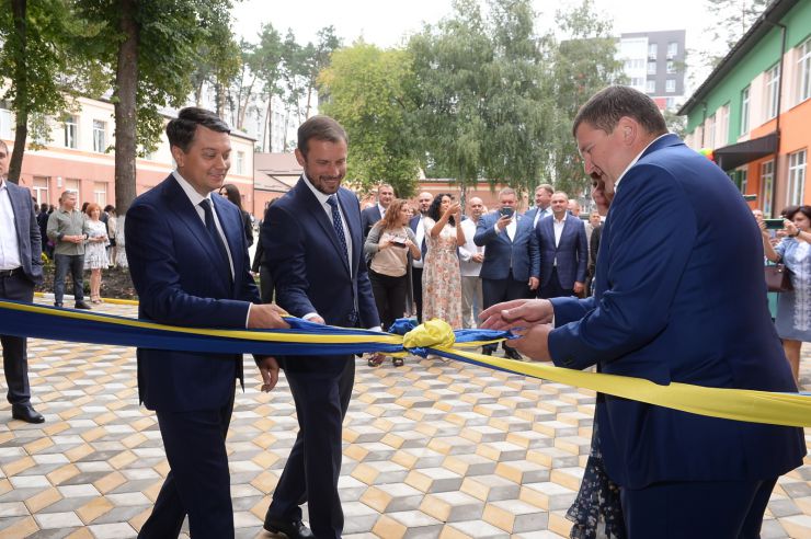 Голова Верховної Ради України Дмитро Разумков відвідав Ірпінську спеціалізовану загальноосвітню школу І-ІІІ ст. художнього профілю № 1 ім. А.С.Макаренка. Голова Парламенту взяв участь у відкритті нового навчального корпусу освітнього закладу. Голова Верховної Ради України Дмитро Разумков, Голова Комітету Верховної Ради України з питань освіти, науки та інновацій Сергій Бабак, Ірпінський міський голова Олександр Маркушин