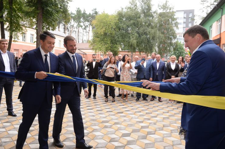 Голова Верховної Ради України Дмитро Разумков відвідав Ірпінську спеціалізовану загальноосвітню школу І-ІІІ ст. художнього профілю № 1 ім. А.С.Макаренка. Голова Парламенту взяв участь у відкритті нового навчального корпусу освітнього закладу. Голова Верховної Ради України Дмитро Разумков, Голова Комітету Верховної Ради України з питань освіти, науки та інновацій Сергій Бабак, Ірпінський міський голова Олександр Маркушин