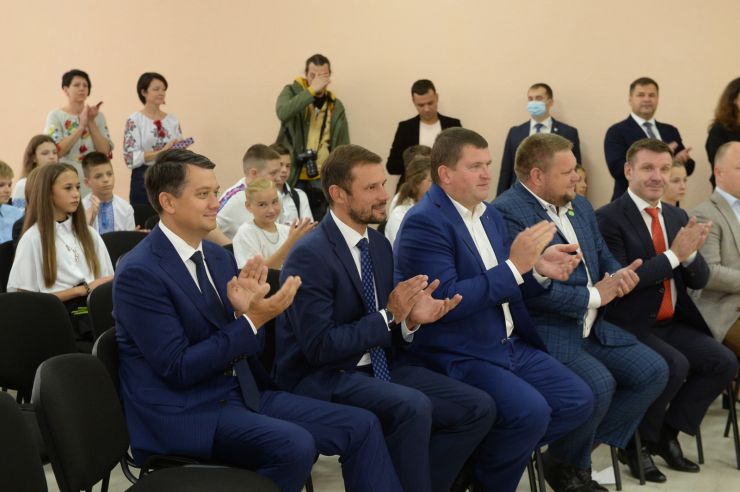 Голова Верховної Ради України Дмитро Разумков відвідав Ірпінську спеціалізовану загальноосвітню школу І-ІІІ ст. художнього профілю № 1 ім. А.С.Макаренка. Голова Парламенту взяв участь у відкритті нового навчального корпусу освітнього закладу.