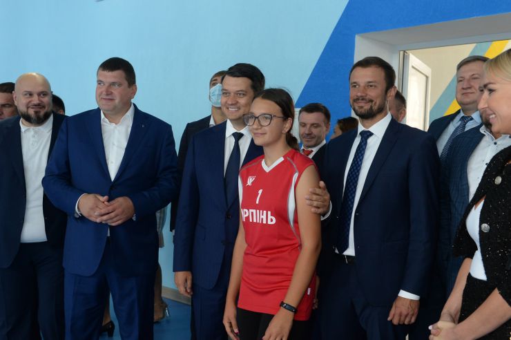 Голова Верховної Ради України Дмитро Разумков відвідав Ірпінську спеціалізовану загальноосвітню школу І-ІІІ ст. художнього профілю № 1 ім. А.С.Макаренка. Голова Парламенту взяв участь у відкритті нового навчального корпусу освітнього закладу.