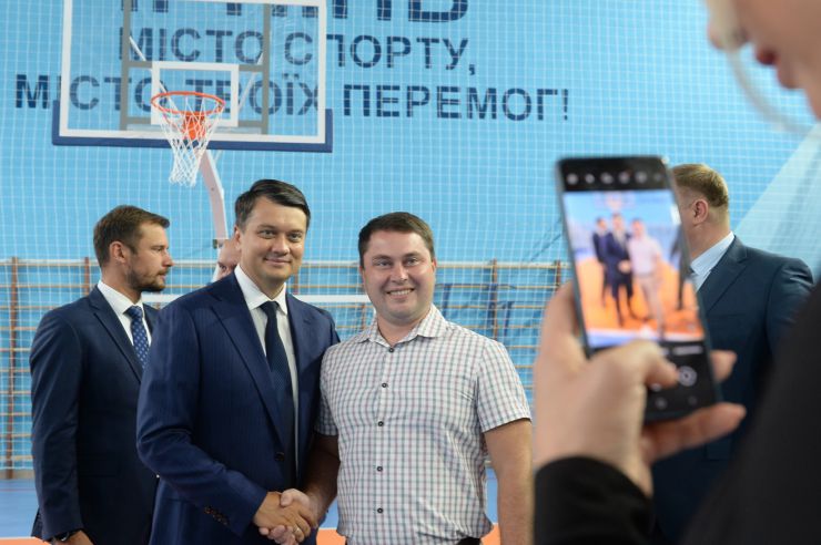 Голова Верховної Ради України Дмитро Разумков відвідав Ірпінську спеціалізовану загальноосвітню школу І-ІІІ ст. художнього профілю № 1 ім. А.С.Макаренка. Голова Парламенту взяв участь у відкритті нового навчального корпусу освітнього закладу.