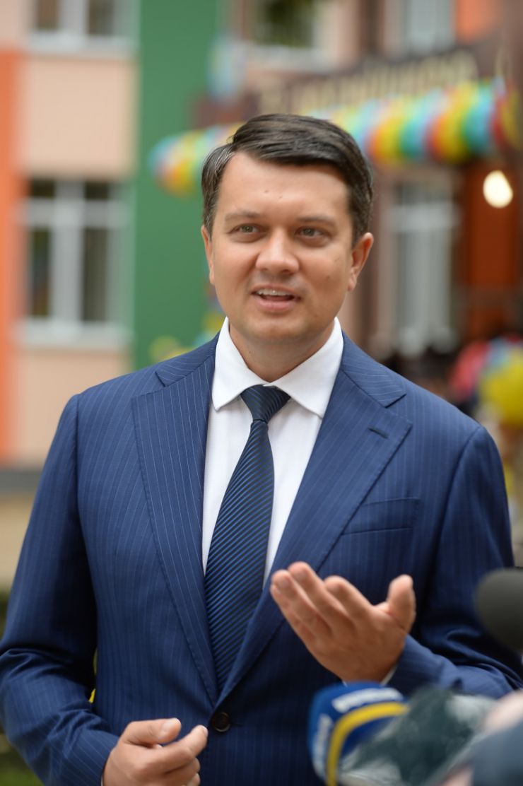 Голова Верховної Ради України Дмитро Разумков відвідав Ірпінську спеціалізовану загальноосвітню школу І-ІІІ ст. художнього профілю № 1 ім. А.С.Макаренка. Голова Парламенту взяв участь у відкритті нового навчального корпусу освітнього закладу.