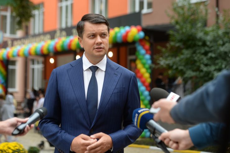 Голова Верховної Ради України Дмитро Разумков відвідав Ірпінську спеціалізовану загальноосвітню школу І-ІІІ ст. художнього профілю № 1 ім. А.С.Макаренка. Голова Парламенту взяв участь у відкритті нового навчального корпусу освітнього закладу.