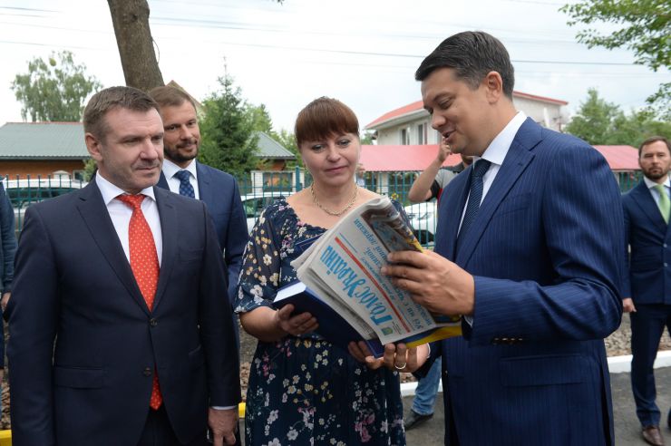 Голова Верховної Ради України Дмитро Разумков відвідав Ірпінську спеціалізовану загальноосвітню школу І-ІІІ ст. художнього профілю № 1 ім. А.С.Макаренка. Голова Парламенту взяв участь у відкритті нового навчального корпусу освітнього закладу. Голова Верховної Ради України Дмитро Разумков, директор Ірпінської спеціалізованої загальноосвітньої школи І-ІІІ ступенів художнього профілю №1 ім.А.С.Макаренка Олена Ілляшенко, Голова Комітету Верховної Ради України з питань освіти, науки та інновацій Сергій Бабак, перший заступник голови Бучанської районної державної адміністрації Андрій Діхтярук (справа наліво)