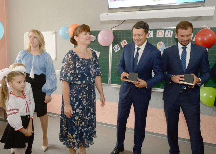 Голова Верховної Ради України Дмитро Разумков відвідав Ірпінську спеціалізовану загальноосвітню школу І-ІІІ ст. художнього профілю № 1 ім. А.С.Макаренка. Голова Парламенту взяв участь у відкритті нового навчального корпусу освітнього закладу.