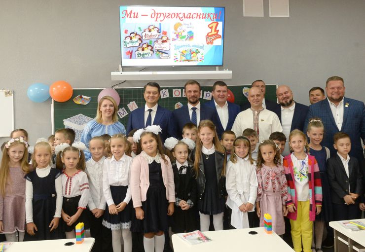 Голова Верховної Ради України Дмитро Разумков відвідав Ірпінську спеціалізовану загальноосвітню школу І-ІІІ ст. художнього профілю № 1 ім. А.С.Макаренка. Голова Парламенту взяв участь у відкритті нового навчального корпусу освітнього закладу.