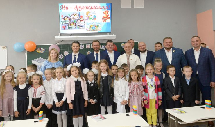 Голова Верховної Ради України Дмитро Разумков відвідав Ірпінську спеціалізовану загальноосвітню школу І-ІІІ ст. художнього профілю № 1 ім. А.С.Макаренка. Голова Парламенту взяв участь у відкритті нового навчального корпусу освітнього закладу.