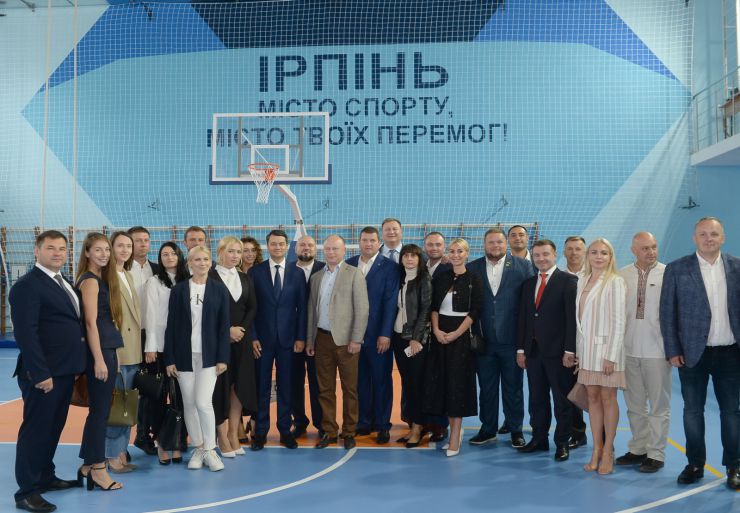 Голова Верховної Ради України Дмитро Разумков відвідав Ірпінську спеціалізовану загальноосвітню школу І-ІІІ ст. художнього профілю № 1 ім. А.С.Макаренка. Голова Парламенту взяв участь у відкритті нового навчального корпусу освітнього закладу.