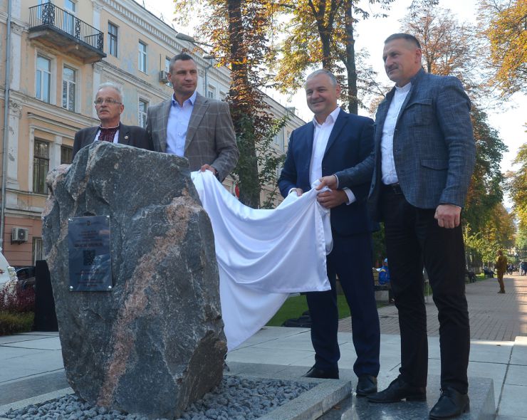 Урочисте відкриття та освячення пам`ятного знака Іванові Франкові.
Правнук Івана Франка Петро Галущак, міський голова Києва Віталій Кличко, директор Міжнародного фонду імені Івана Франка Ігор Курус, міський голова міста Дрогобич Тарас Кучма (зліва направо) під час урочистого відкриття та освячення пам`ятного знака Іванові Франкові, Київ.
