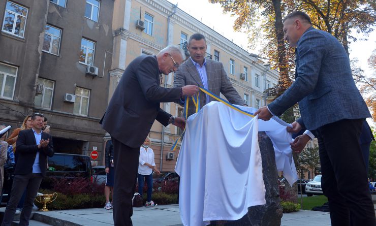 Урочисте відкриття та освячення пам`ятного знака Іванові Франкові.
Правнук Івана Франка Петро Галущак, міський голова Києва Віталій Кличко, директор Міжнародного фонду імені Івана Франка Ігор Курус, міський голова міста Дрогобич Тарас Кучма (зліва направо) під час урочистого відкриття та освячення пам`ятного знака Іванові Франкові, Київ.

