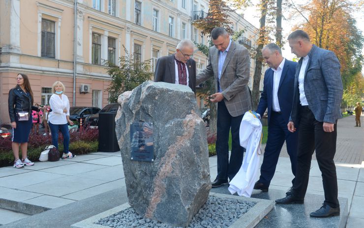 Урочисте відкриття та освячення пам`ятного знака Іванові Франкові.
Правнук Івана Франка Петро Галущак, міський голова Києва Віталій Кличко, директор Міжнародного фонду імені Івана Франка Ігор Курус, міський голова міста Дрогобич Тарас Кучма (зліва направо) під час урочистого відкриття та освячення пам`ятного знака Іванові Франкові, Київ.
