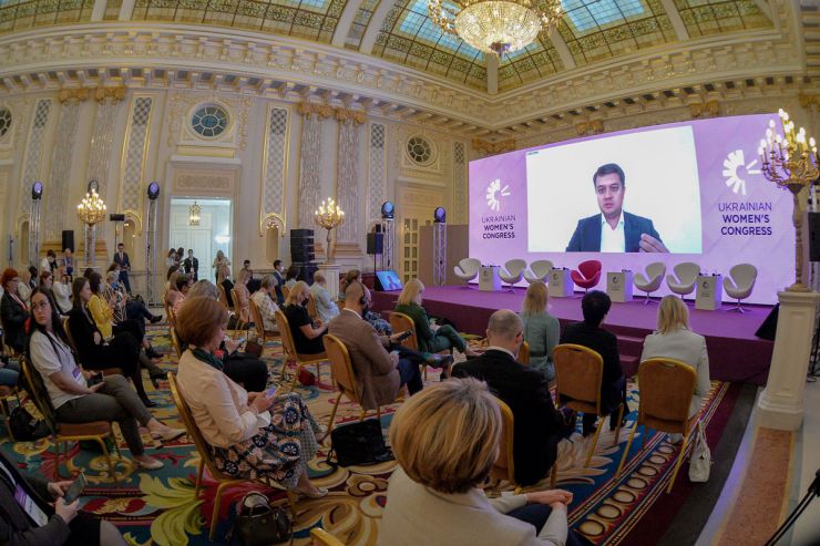 V Український Жіночий Конгрес «Лідерство жінок як цінність», Київ.
 Голова Верховної Ради України Дмитро Разумков під час виступу на V Українському Жіночому Конгресі.
