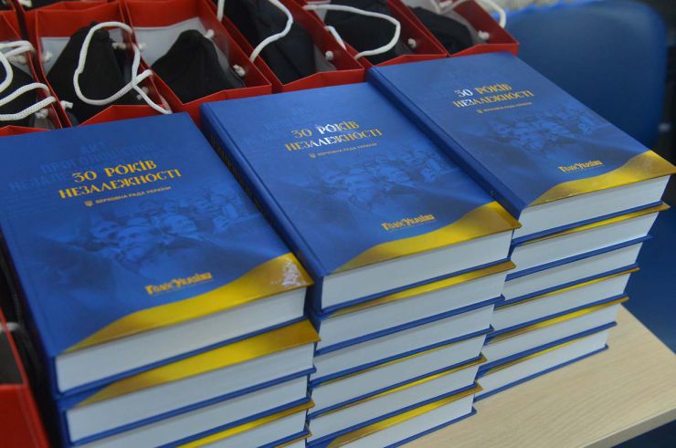 Журналістам вручили відзнаки Творчого конкурсу НСЖУ
Національна спілка журналістів України провела урочисте вручення нагород лауреатам творчого конкурсу, присвяченого 30-й річниці незалежності України. Нове видання, підготовлене редакційним колективом парламентської газети, книжку «30 років Незалежності» (збірка історико-публіцистичних журналістських статей за загальною редакцією Анатолія Горлова).
