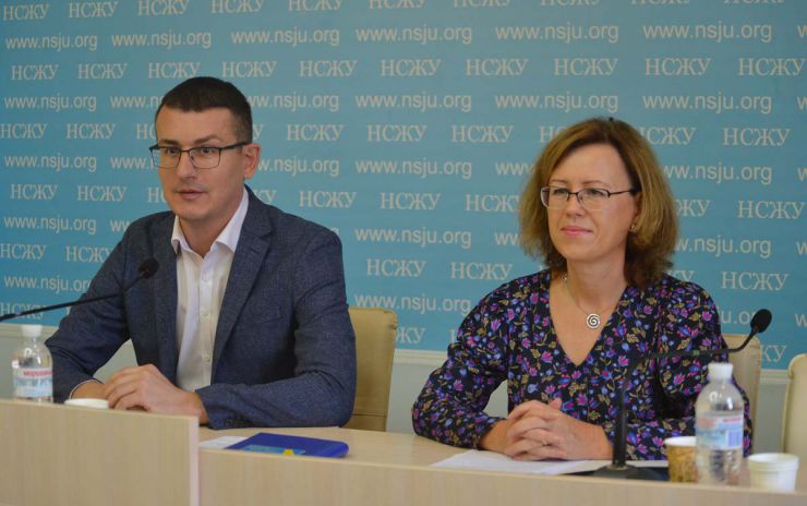 Журналістам вручили відзнаки Творчого конкурсу НСЖУ
Національна спілка журналістів України провела урочисте вручення нагород лауреатам творчого конкурсу, присвяченого 30-й річниці незалежності України. Голова НСЖУ Сергій Томіленко, секретарь НСЖУ Лина Кущ. 
