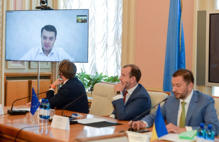 Зустріч у Верховні Раді України з Членом Європейської Комісії з питань навколишнього середовища, океанів і рибальства Віргініюсом Сінкявічюсом та представниками Європейської Комісії. У зустрічі взяли участь Голова Верховної Ради України, голови депутатських фракцій і груп, голови комітетів Верховної Ради України та народні депутати України.