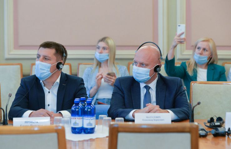 Зустріч у Верховні Раді України з Членом Європейської Комісії з питань навколишнього середовища, океанів і рибальства Віргініюсом Сінкявічюсом та представниками Європейської Комісії. У зустрічі взяли участь Голова Верховної Ради України, голови депутатських фракцій і груп, голови комітетів Верховної Ради України та народні депутати України.