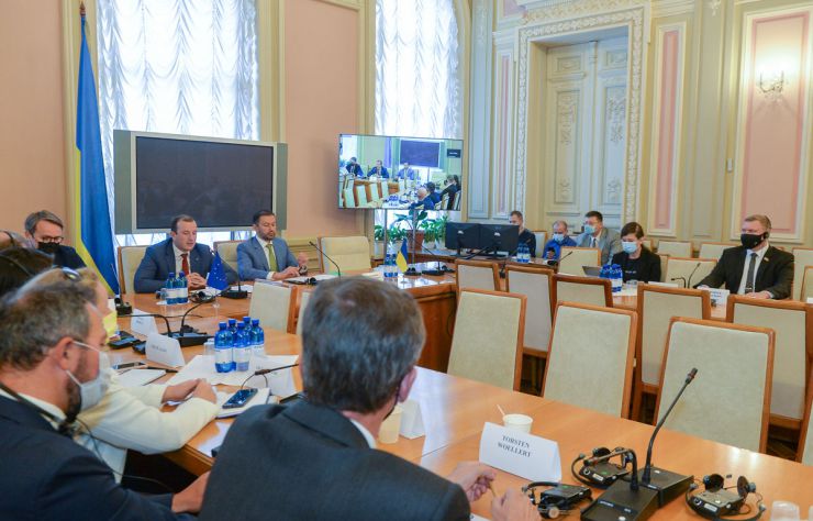 Зустріч у Верховні Раді України з Членом Європейської Комісії з питань навколишнього середовища, океанів і рибальства Віргініюсом Сінкявічюсом та представниками Європейської Комісії. У зустрічі взяли участь Голова Верховної Ради України, голови депутатських фракцій і груп, голови комітетів Верховної Ради України та народні депутати України.