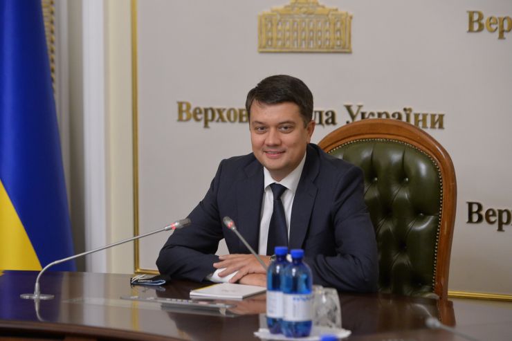 Голова Парламенту Дмитро Разумков нагородив щорічною премією Верховної Ради України педагогічних працівників закладів дошкільної, загальної середньої та професійної (професійно-технічної) освіти