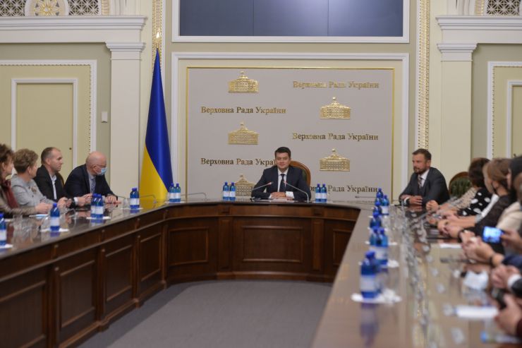 Голова Парламенту Дмитро Разумков нагородив щорічною премією Верховної Ради України педагогічних працівників закладів дошкільної, загальної середньої та професійної (професійно-технічної) освіти