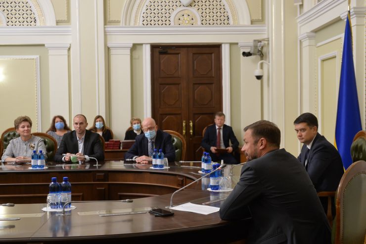Голова Парламенту Дмитро Разумков нагородив щорічною премією Верховної Ради України педагогічних працівників закладів дошкільної, загальної середньої та професійної (професійно-технічної) освіти