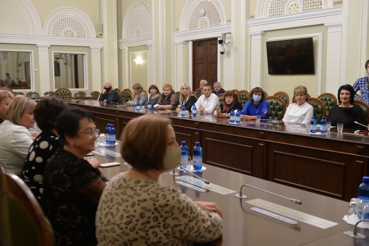 Голова Парламенту Дмитро Разумков нагородив щорічною премією Верховної Ради України педагогічних працівників закладів дошкільної, загальної середньої та професійної (професійно-технічної) освіти