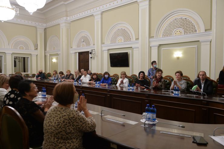 Голова Парламенту Дмитро Разумков нагородив щорічною премією Верховної Ради України педагогічних працівників закладів дошкільної, загальної середньої та професійної (професійно-технічної) освіти